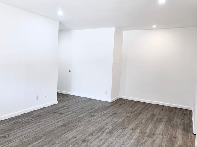 Building Photo - 3860 Mentone Ave