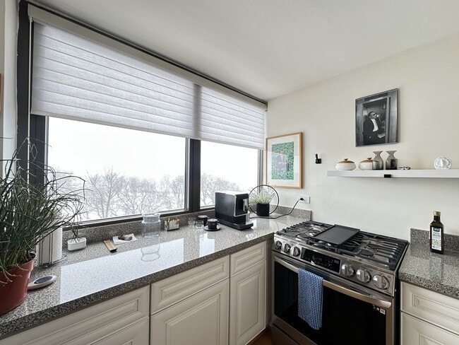 Building Photo - 6701 S Crandon Ave