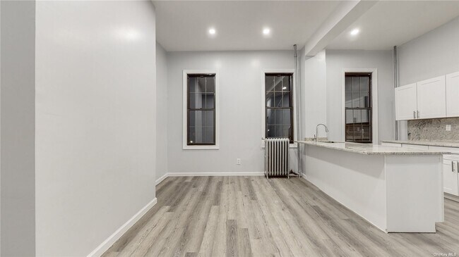 Building Photo - 236 Hull St