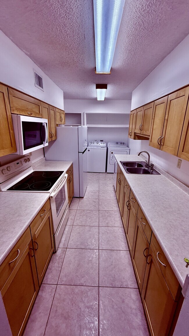 Foto del edificio - 6519 W Newberry Rd