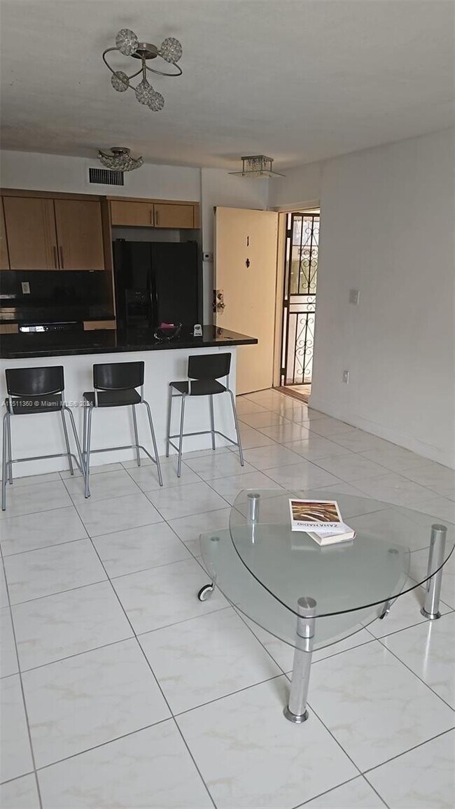 Foto del edificio - 8425 Harding Ave