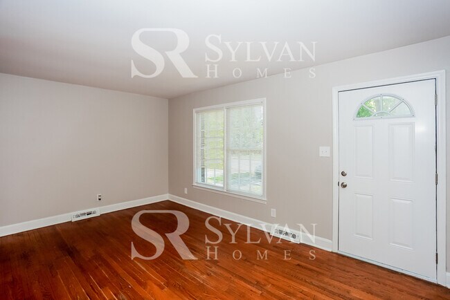 Building Photo - Sweet 3BR 1.5BA brick home