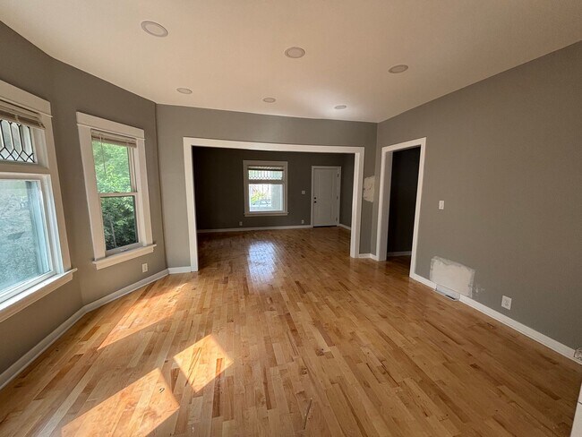 Building Photo - Dreamy 5 Bedroom 2 Bathroom Home in Minnea...