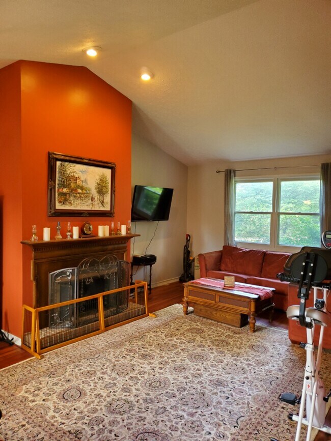 Building Photo - 104 Spinning Wheel Ct