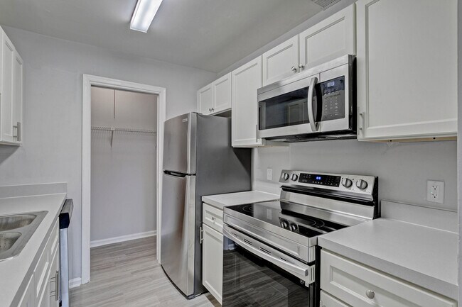 Building Photo - 9190 Roan Ln