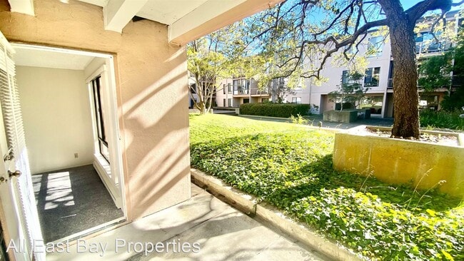 Building Photo - Studio, 1 bath House - 9 Commodore Dr. #203