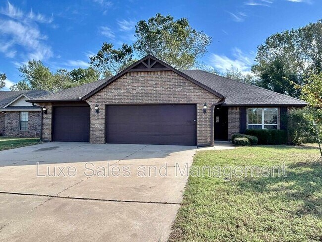 Building Photo - 2222 Brook Dr