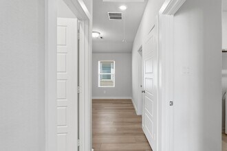 Building Photo - 18037 Martin Pines Dr