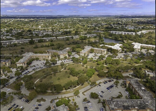 Foto del edificio - 6101 N Falls Cir Dr