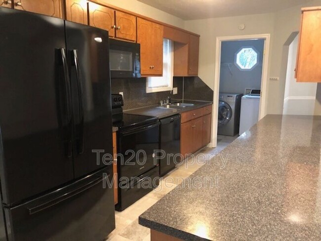Building Photo - 610 Parkhill Dr