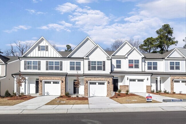 Building Photo - Updated Townhome with 1 Car Garage - close to Southpoint!