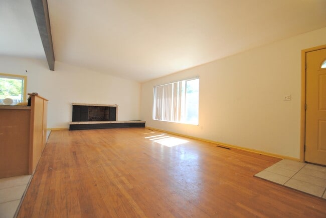 Building Photo - 1379 Juniper Dr