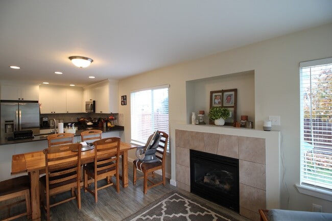 Foto del edificio - 4 Bed 2.5 Bath - Custom Upgrades - Small Dog - NAS Whidbey