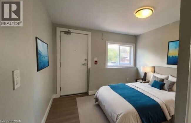 Photo du bâtiment - 72 Victoria Ave S