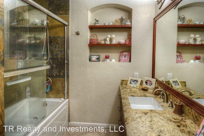 Building Photo - 4 br, 3.5 bath House - 4484 E. River Oak