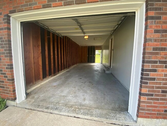 Building Photo - 608 Linda Ln