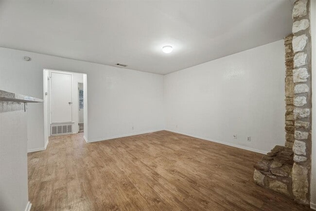 Foto del edificio - 2303 Rachael Ct