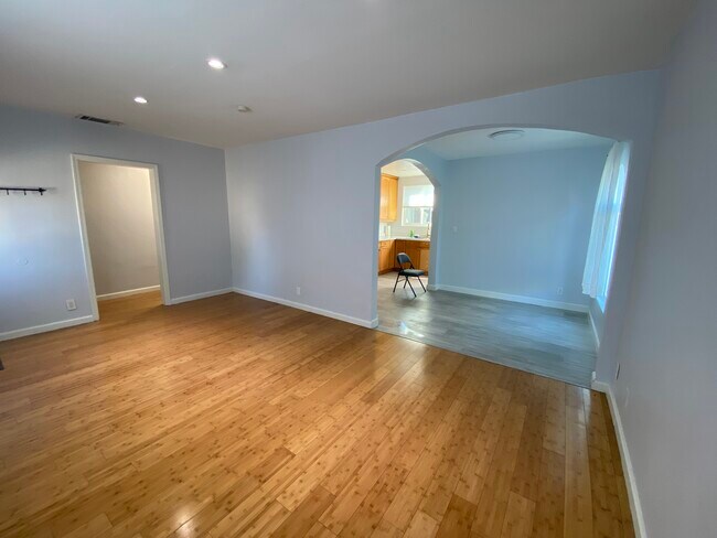 Foto del edificio - 7247 Farmdale Ave