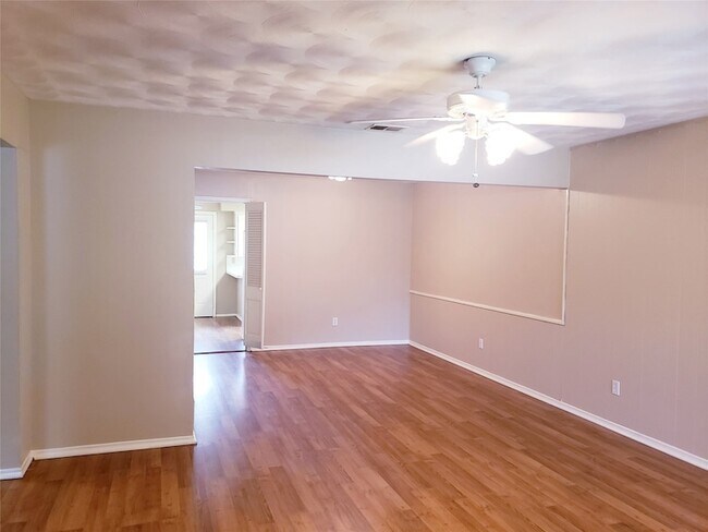 Foto del edificio - 7012 Kingsbury Dr