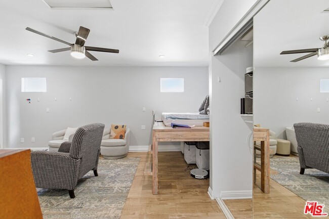 Foto del edificio - 4276 Kenyon Ave