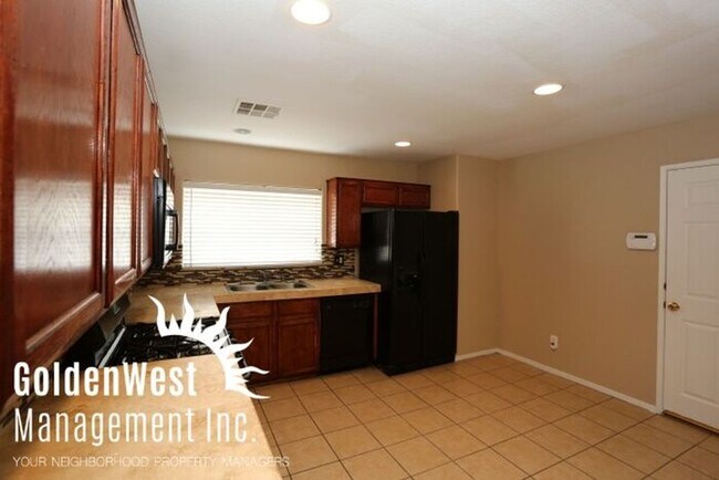 Building Photo - Welcome to this Exquisite 3Bdm 1.5Ba Home!