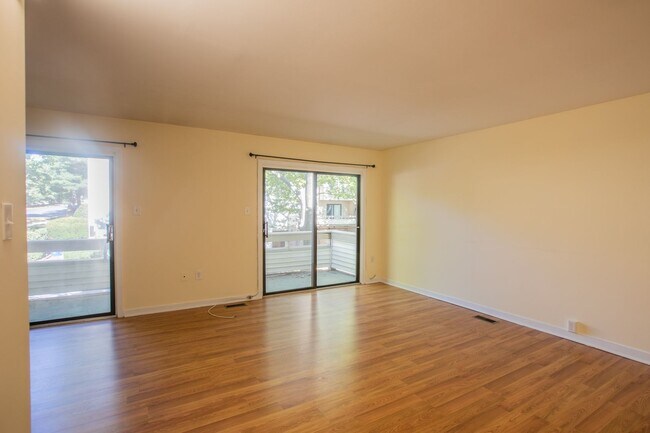 Building Photo - Charming 2 BR/1.5 BA Townhome in Montgomer...