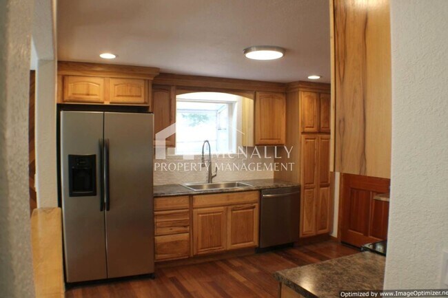 Building Photo - Newly Remodeled 3 bedroom home with Oversi...