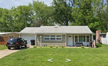 Building Photo - 1540 SW Shunga Dr
