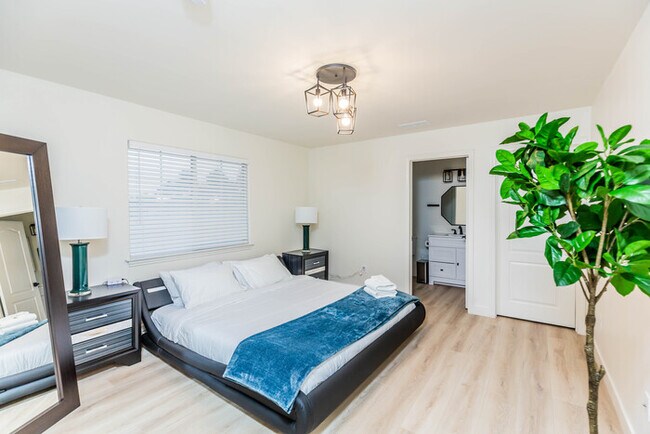 Foto del edificio - Newly Remodeled 5B4B. 2 mile from the Rose Parade!