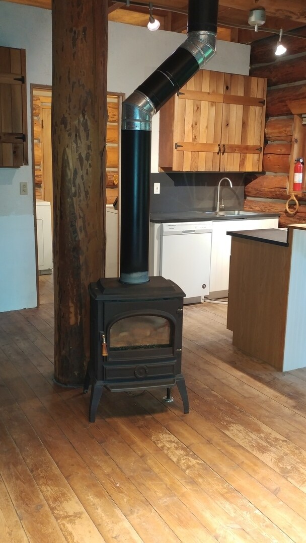 Foto del edificio - Rustic Log Home In the Woods!