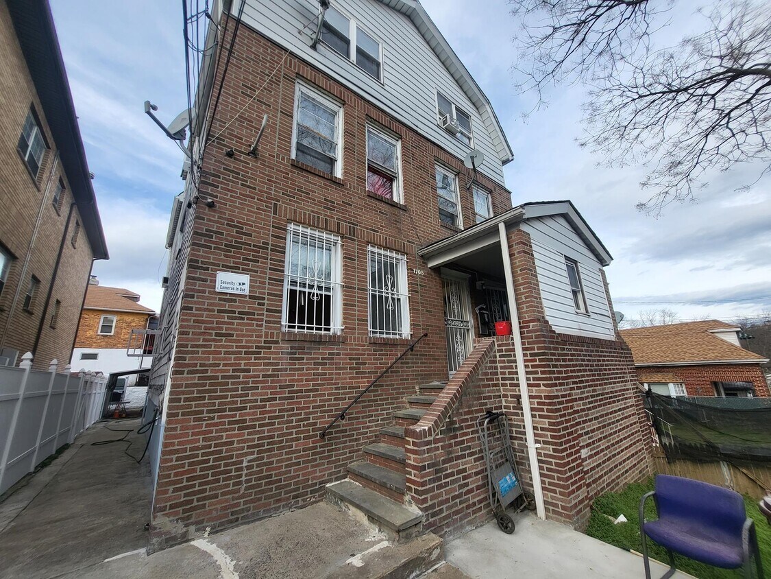 1705 Hammersley Ave Unit 3, The Bronx, NY 10469 Room for Rent in The Bronx, NY