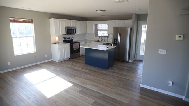 Foto del edificio - AVAILABLE NOW!