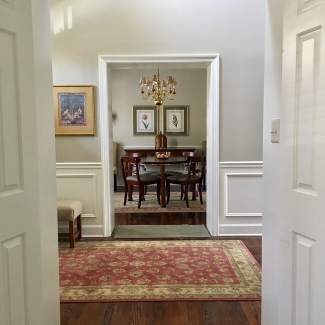 Comedor - 513 Dogleg Dr
