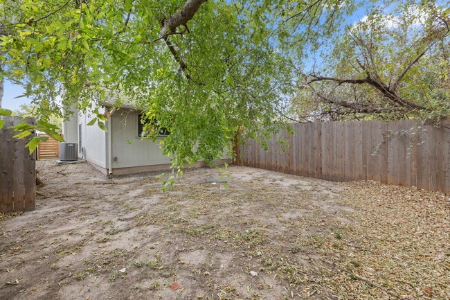 Foto del edificio - 1805 Mearns Meadow Blvd