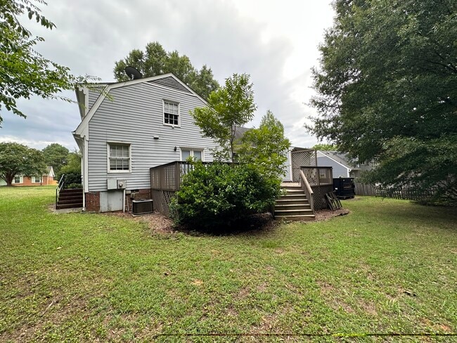 Building Photo - 1701 Bonnie Ln