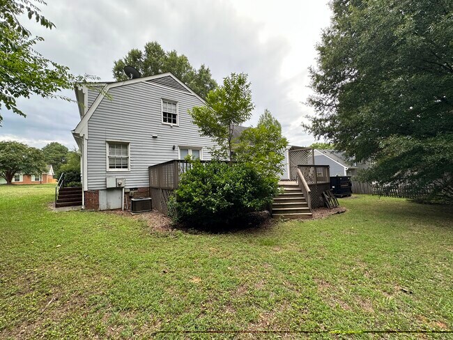Foto del edificio - 1701 Bonnie Ln