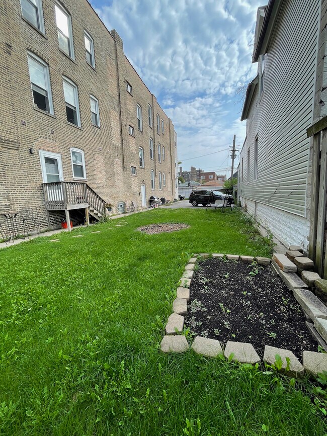 Building Photo - 1841 N Lawndale Ave
