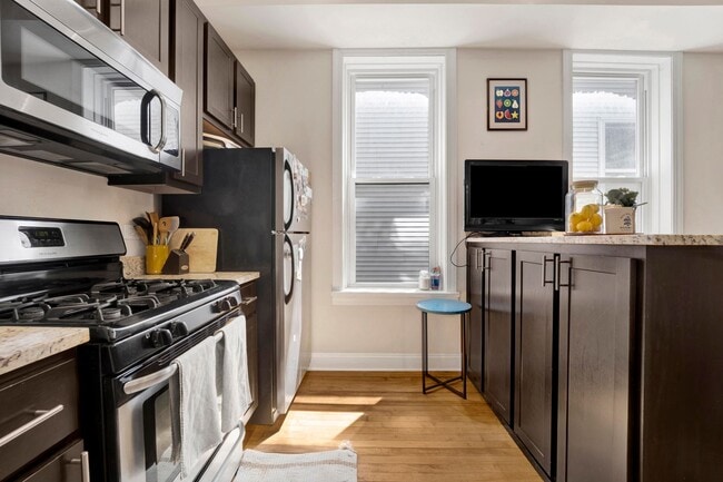 Foto del edificio - TONS OF LIGHT 2 BED IN BUCKTOWN! -- AVAILABLE 8/1!
