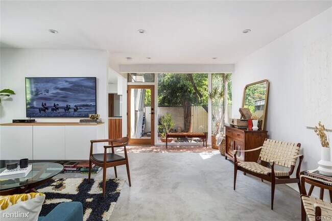 Foto del edificio - 1 br, 2 bath House - 905 N Beverly Glen Blvd
