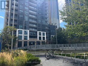Building Photo - 10 Meadowglen Pl