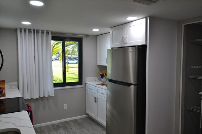 Building Photo - 135 W Cypress Ct