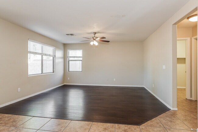 Foto del edificio - 960 N 168th Dr