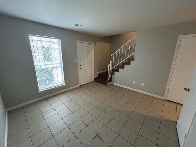 Building Photo - Cozy 2-Bedroom Home in a Prime Location / ...