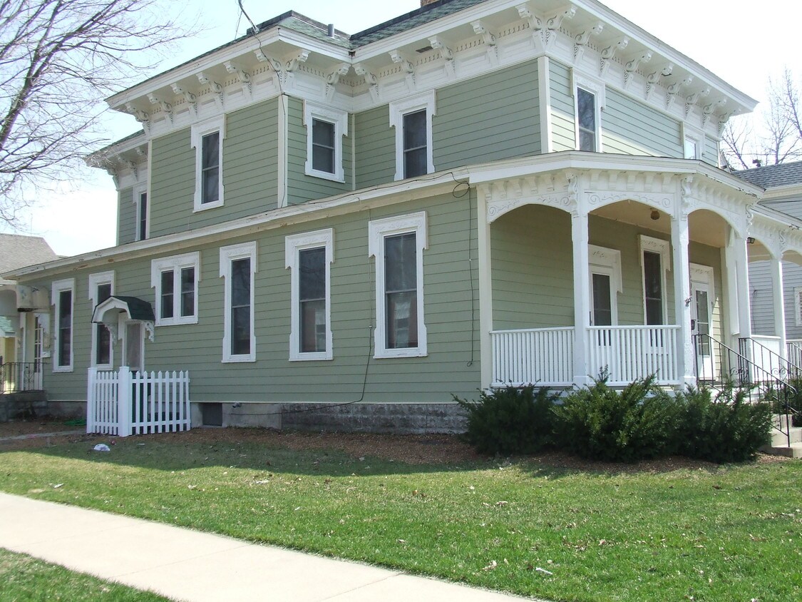 126 W Elm St, Sycamore, IL 60178 Townhome Rentals in Sycamore IL