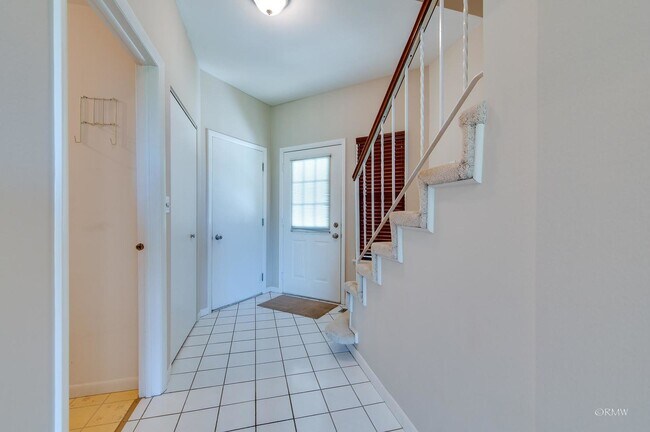 Building Photo - 1427 Fairway Dr