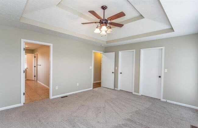 Building Photo - Huge fenced home close to FLW