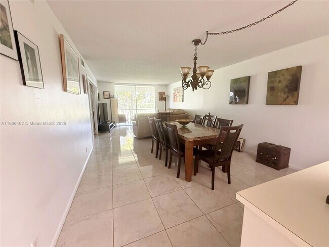 Building Photo - 9820 S Hollybrook Lake Dr