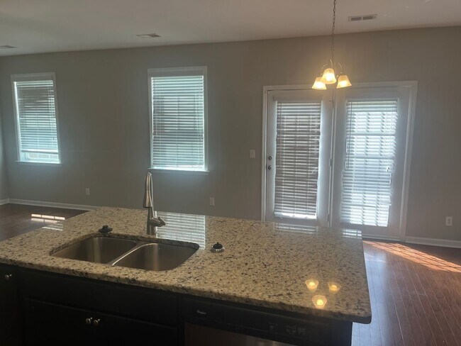 Building Photo - Available now. Beautiful 4BR/3BA home avai...