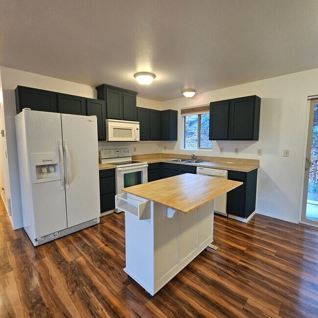 Foto del edificio - Spacious 3-Bedroom Split-Level with Bonus Room and 2-Car Garage