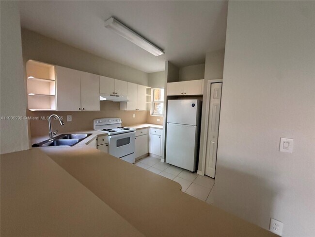 Foto del edificio - 656 SW 11th St